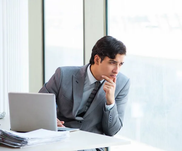 Jonge succesvolle zakenman werkt op kantoor — Stockfoto