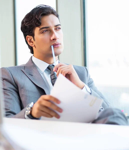 Jonge succesvolle zakenman werkt op kantoor — Stockfoto