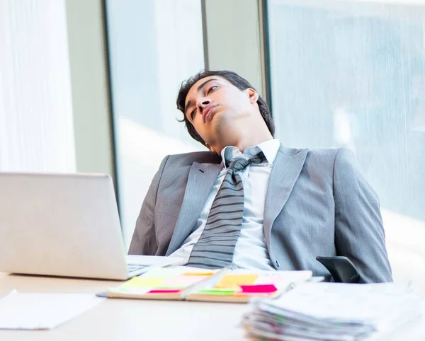 Jeune homme d'affaires prospère travaillant au bureau — Photo