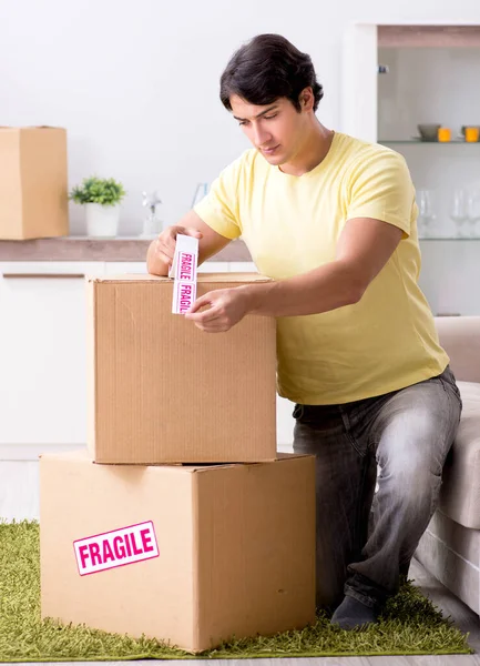 Homem movendo casa e realocando com itens frágeis — Fotografia de Stock