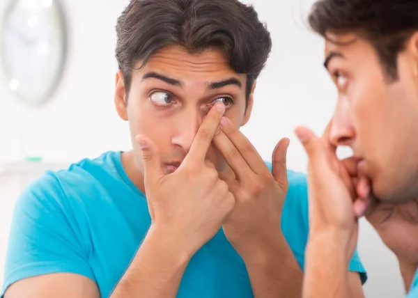 Man probeert contactlenzen thuis — Stockfoto