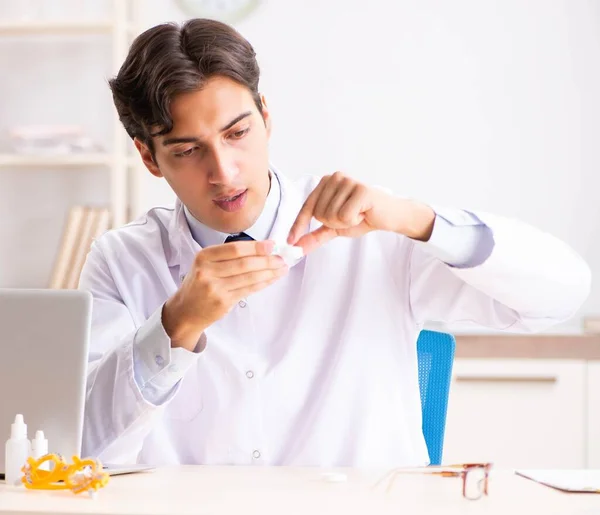 Jung hübsch doktor okulist working bei die klinik — Stockfoto