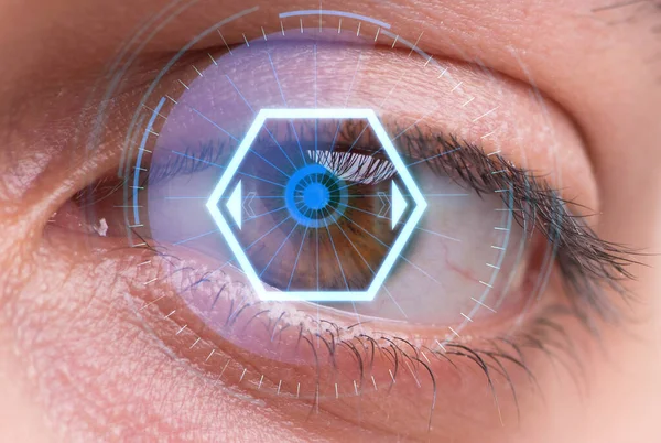 Concepto de sensor implantado en el ojo humano — Foto de Stock