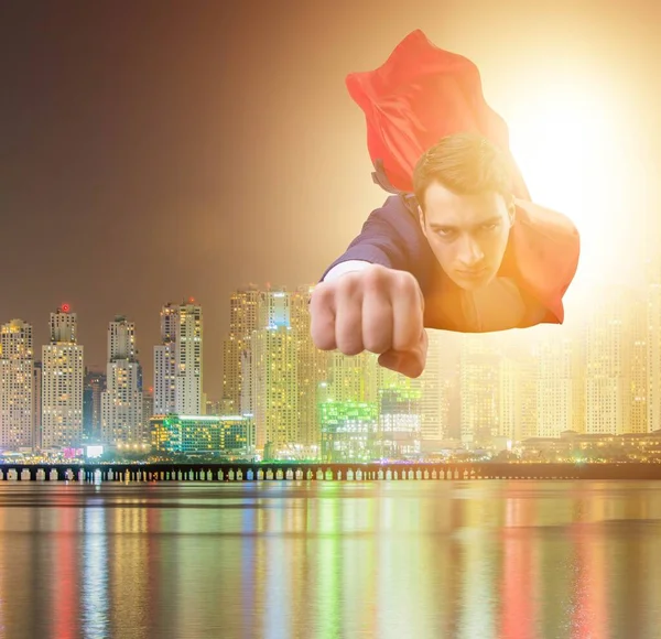 Süper kahraman iş adamı şehrin üzerinde uçuyor. — Stok fotoğraf