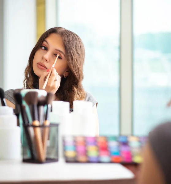 Giovane donna nel salone di bellezza — Foto Stock