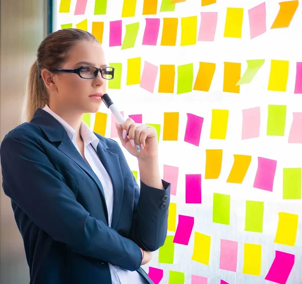 Bella dipendente donna con molte priorità contrastanti — Foto Stock