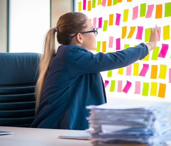 Vacker kvinnlig anställd med många motstridiga prioriteringar — Stockfoto