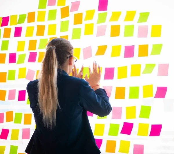 Bella dipendente donna con molte priorità contrastanti — Foto Stock