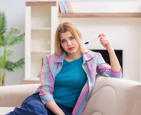 年轻女人知道她怀孕了 — 图库照片