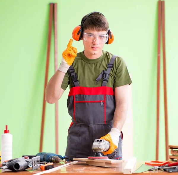 Jovem carpinteiro trabalhando em oficina — Fotografia de Stock