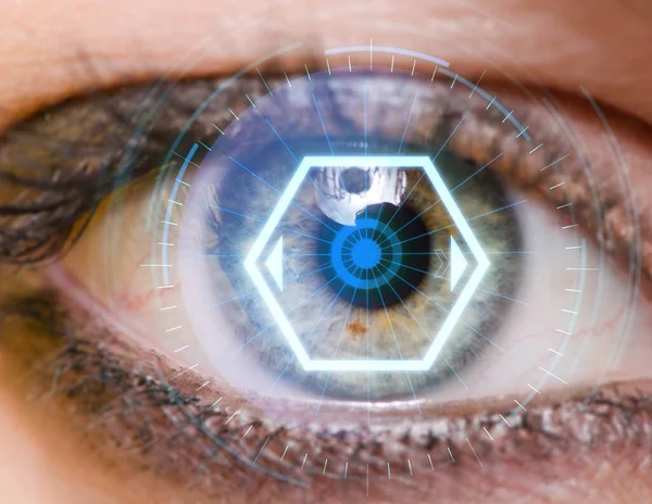 Concepto de sensor implantado en el ojo humano — Foto de Stock