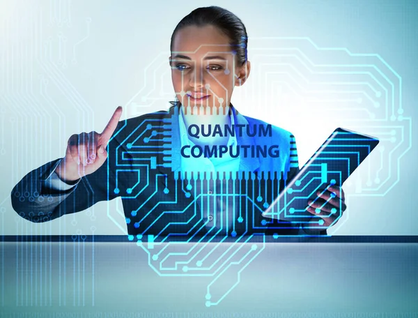Geschäftsfrau drückt virtuellen Knopf in Quantencomputerkonsole — Stockfoto