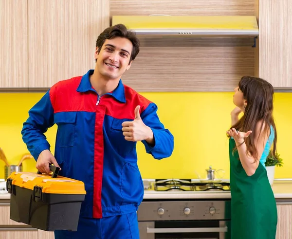 Donna con imprenditore in cucina discutendo di riparazione — Foto Stock