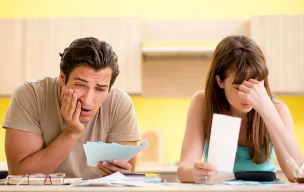 Junge Familie kämpft mit persönlicher Finanzierung — Stockfoto