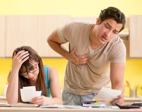 Familia joven luchando con las finanzas personales — Foto de Stock