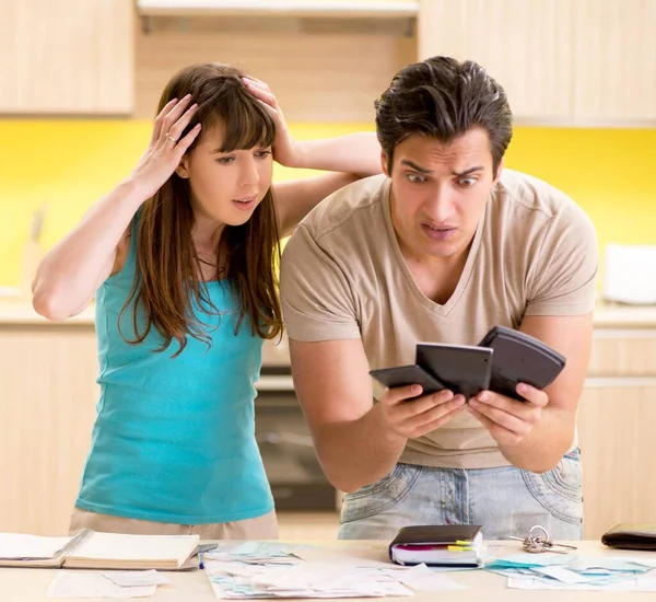 Junge Familie kämpft mit persönlicher Finanzierung — Stockfoto