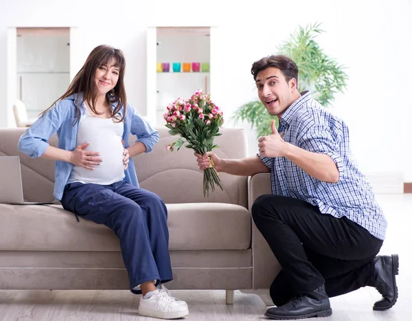 Glückliche Familie feiert Schwangerschaft zu Hause — Stockfoto