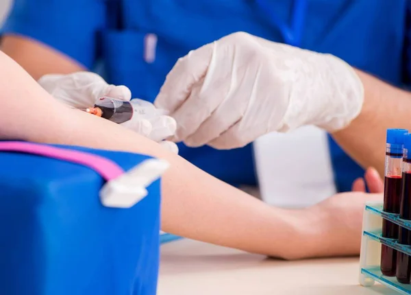 Paciente joven durante el procedimiento de muestreo de sangre — Foto de Stock