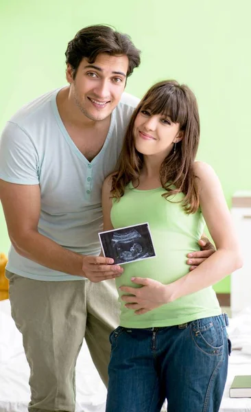 Ung familj att ta reda på om graviditet — Stockfoto