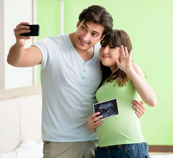 Junge Familie erfährt von Schwangerschaft — Stockfoto