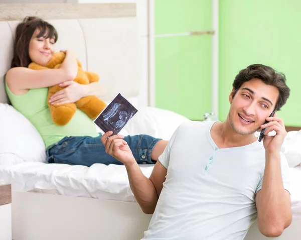 Familia joven averiguando sobre el embarazo — Foto de Stock