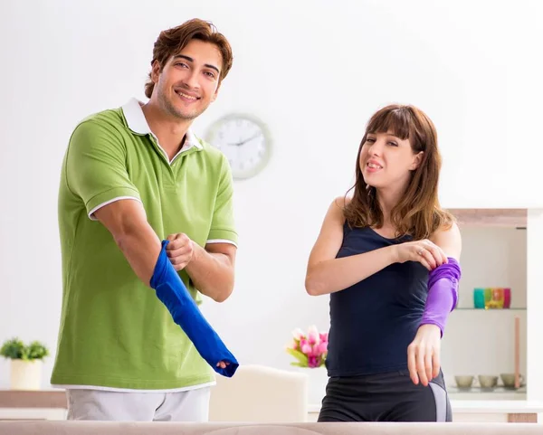 Mann und Frau diskutieren über Ellbogengurt — Stockfoto