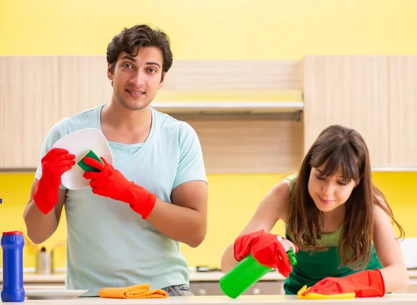 Jovem casal trabalhando na cozinha — Fotografia de Stock