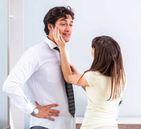 Vrouw ziet haar man uit naar werk — Stockfoto