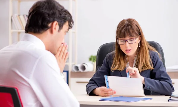 Man en vrouw in gesprek — Stockfoto