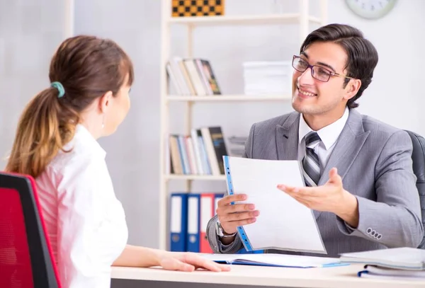 Homme et femme discutant au bureau — Photo