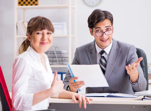 Homme et femme discutant au bureau — Photo