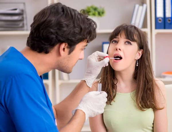 Jovem mulher visitando médico dentista masculino para remoção de tártaro — Fotografia de Stock