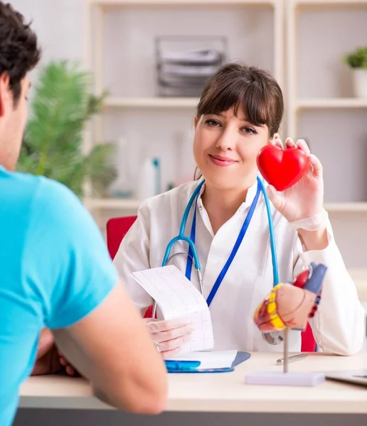 Ung patient besöker läkare kardiolog — Stockfoto