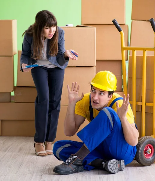 Vrouw baas en man aannemer werken met dozen levering — Stockfoto