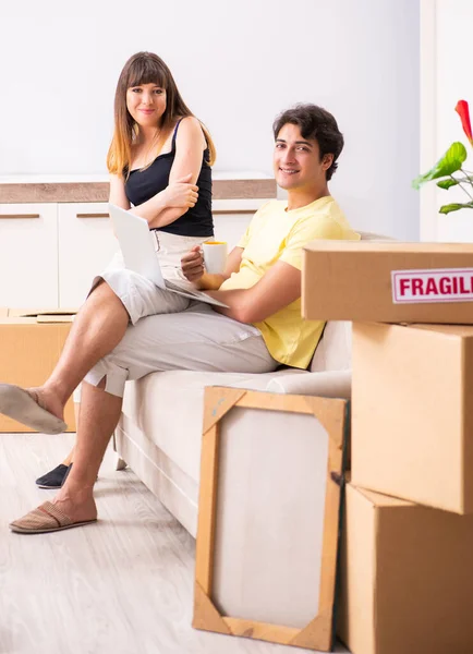 Jovem par se movendo para novo apartamento com coisas frágeis — Fotografia de Stock