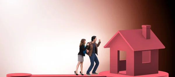 Концепция семьи, берущей ипотечный кредит на жилье — стоковое фото