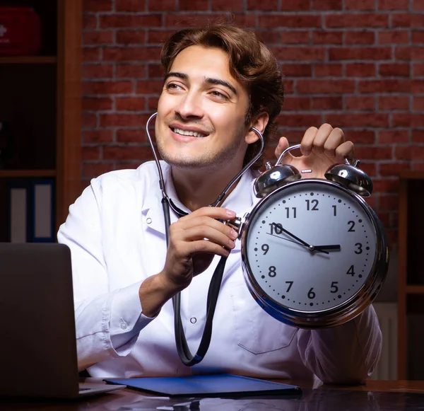 Junge gut aussehende Ärztin arbeitet nachts im Krankenhaus — Stockfoto