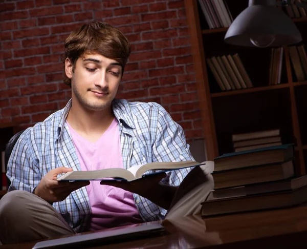 Joven estudiante guapo preparándose para los exámenes por la noche — Foto de Stock