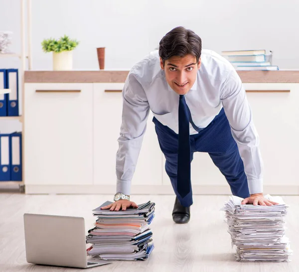 Funcionário extremamente ocupado trabalhando no escritório — Fotografia de Stock