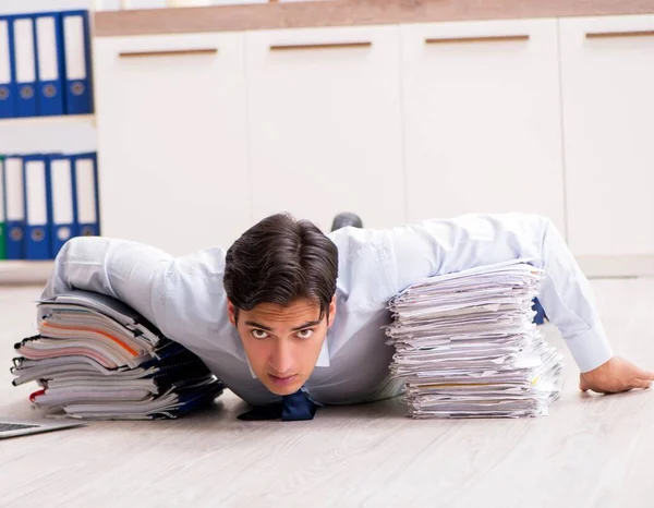 Funcionário extremamente ocupado trabalhando no escritório — Fotografia de Stock