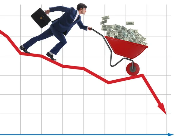 Uomo d'affari spingendo soldi carriola giù per il grafico — Foto Stock