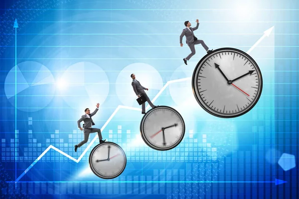Concepto de crecimiento y recuperación con hombres de negocios y relojes — Foto de Stock