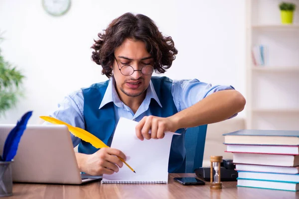 Joven escritor trabajando en su nuevo trabajo — Foto de Stock