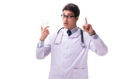 Kalibresi beyaz olan genç bir erkek doktor.