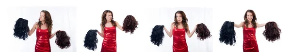 Frau mit ausgewählter Perücke isoliert auf Weiß — Stockfoto