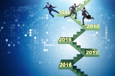 İşadamı her yıl merdivenleri çıkıyor.