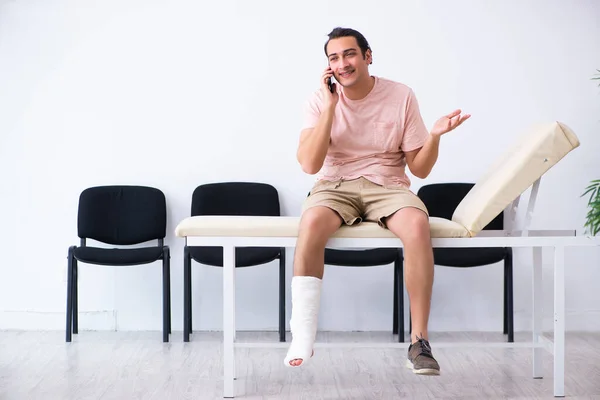 Jovem ferido à espera da sua vez no hospital — Fotografia de Stock