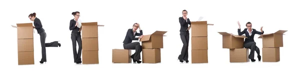 Женщина-бизнесмен с коробками на белом — стоковое фото