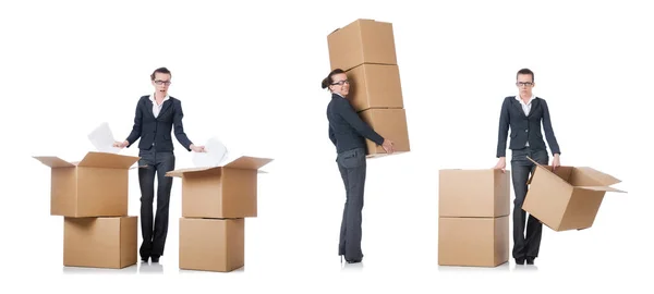 Mujer mujer de negocios con cajas en blanco — Foto de Stock