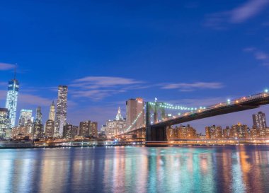 Manhattan ve Brooklyn köprüsünün gece manzarası
